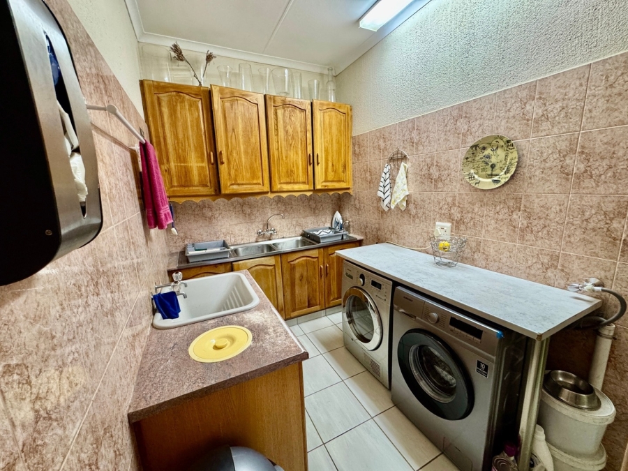 5 Bedroom Property for Sale in Baillie Park North West